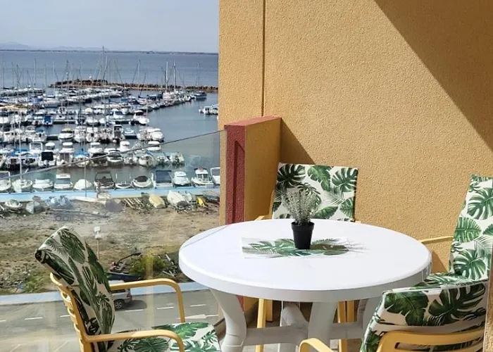 Vista Al Puerto شقة